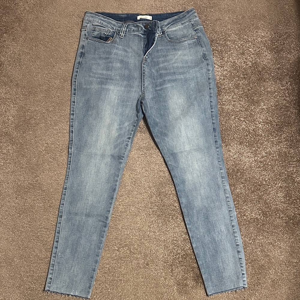 Amaryllis skinny jeans with flower detail on back pockets - size 8 - never worn